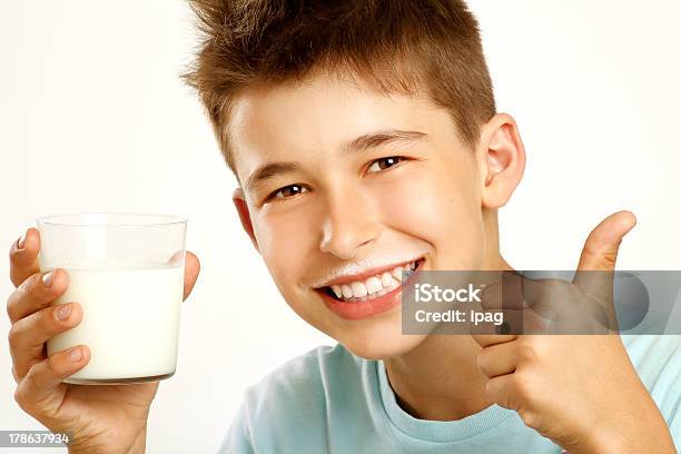 Мальчик Пить Молоко — стоковые фотографии и другие картинки Белый - Белый, Весёлый, Взрослый