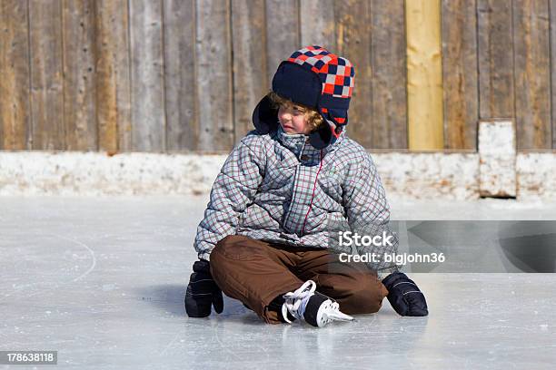 Jungen Lernen Ice Skate Stockfoto und mehr Bilder von Aktivitäten und Sport - Aktivitäten und Sport, Ein Junge allein, Eine Person