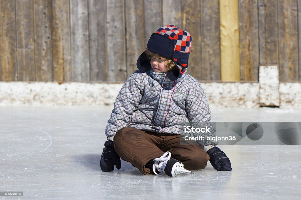 Ragazzo di imparare a pattinare sul ghiaccio - Foto stock royalty-free di Ambientazione esterna