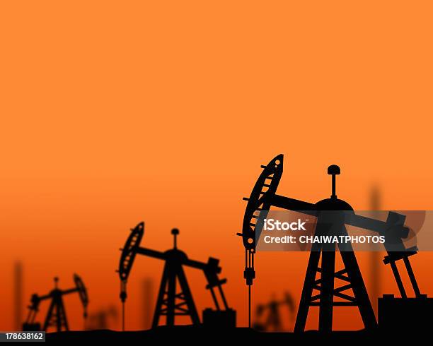Bombas De Aceite Foto de stock y más banco de imágenes de Petróleo - Petróleo, Texas, Campo de petróleo