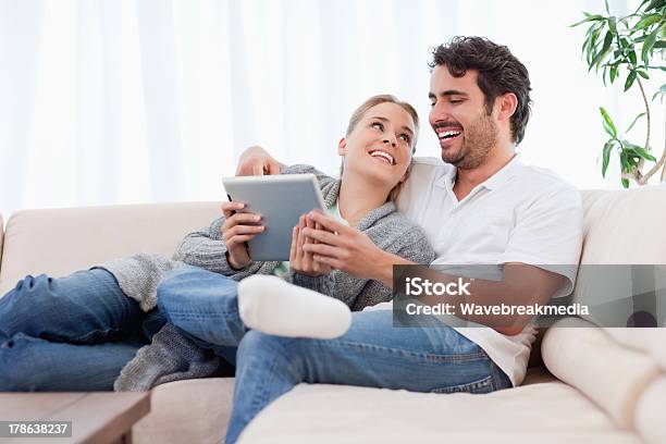 喜んでタブレットコンピュータを使用してカップル - 2人のストックフォトや画像を多数ご用意 - 2人, 30代の男性, インターネット