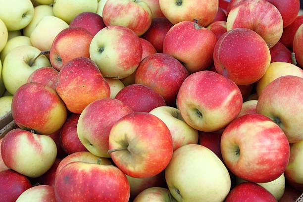 Las manzanas frescas en el gran supermercado - foto de stock