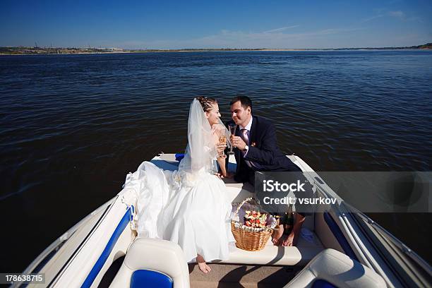 Pareja Feliz Teniendo Picnic En El Yacht Foto de stock y más banco de imágenes de Boda - Boda, Yate, Novia - Boda