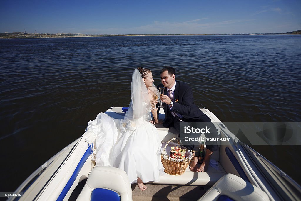 couple heureux avoir un pique-nique sur l'yacht - Photo de Mariage libre de droits