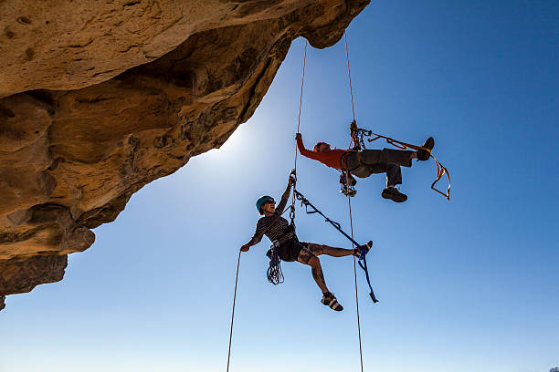 equipo de escalada sobre la justicia a la cumbre. - rápel fotografías e imágenes de stock