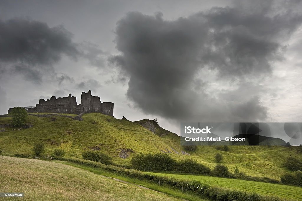 Ruiné château médiéval paysage avec Ciel menaçant - Photo de Château libre de droits