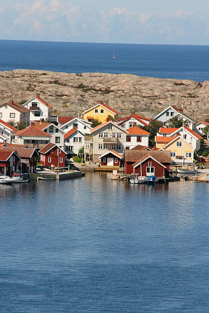 linha costeira sueca de casas coloridas e os barcos a motor, smogen, suécia - gangplank imagens e fotografias de stock
