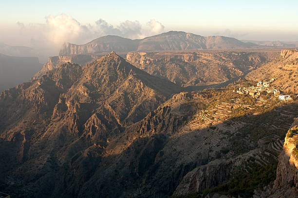 paisaje de montaña de la meseta sayq - al hajjar fotografías e imágenes de stock