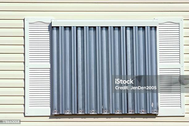 Hurrikan Schutz Panels4 Stockfoto und mehr Bilder von Sturmschutz für Fenster - Sturmschutz für Fenster, Fensterladen, Außenaufnahme von Gebäuden