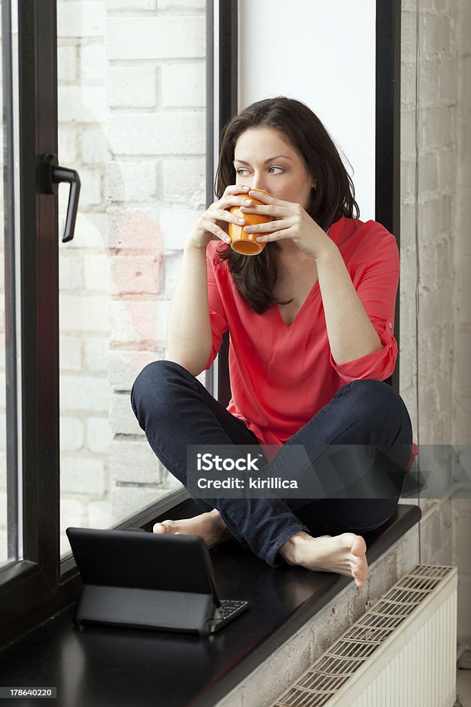 Morgen auf windowsill - Lizenzfrei Attraktive Frau Stock-Foto