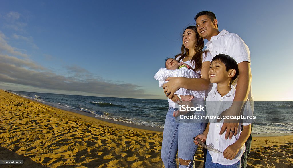 Famille asiatique sur la plage pendant le coucher du soleil - Photo de Adulte libre de droits