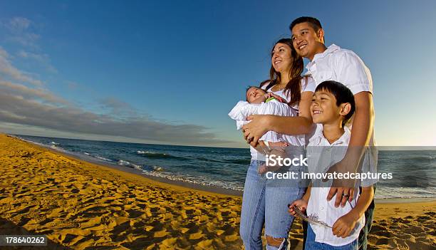 Azjatycka Rodzina Na Plaży O Zachodzie Słońca - zdjęcia stockowe i więcej obrazów Azjaci - Azjaci, Chłopcy, Córka