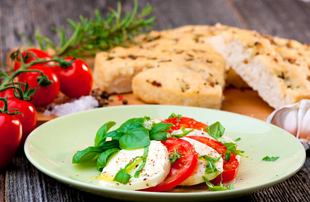 "italiano focaccia e salada caprese" - mozzarella salad caprese salad olive oil - fotografias e filmes do acervo