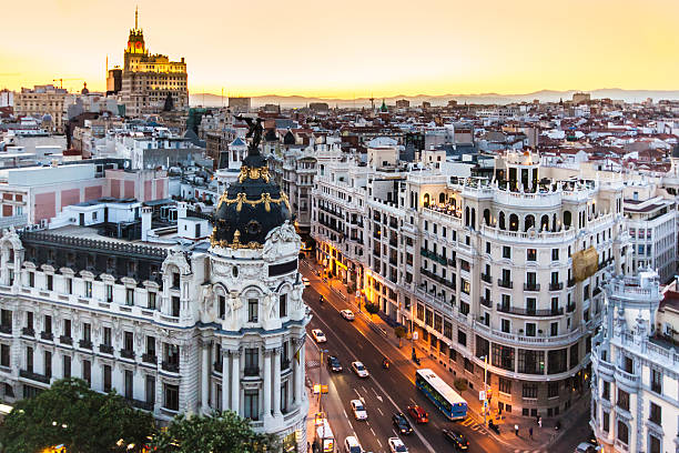 vista panoramica della gran via, madrid, spagna. - gran vía foto e immagini stock