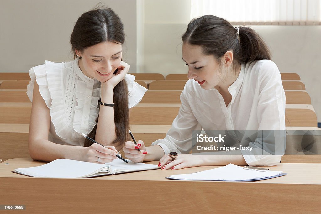 Двух студентов делают уроки - Стоковые фото В помещении роялти-фри
