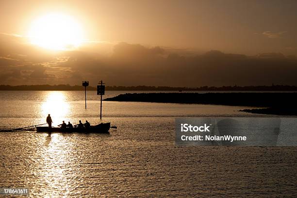 Surfboat In Sonnenaufgang Stockfoto und mehr Bilder von Kontur - Kontur, Rennen - Körperliche Aktivität, Wasserfahrzeug