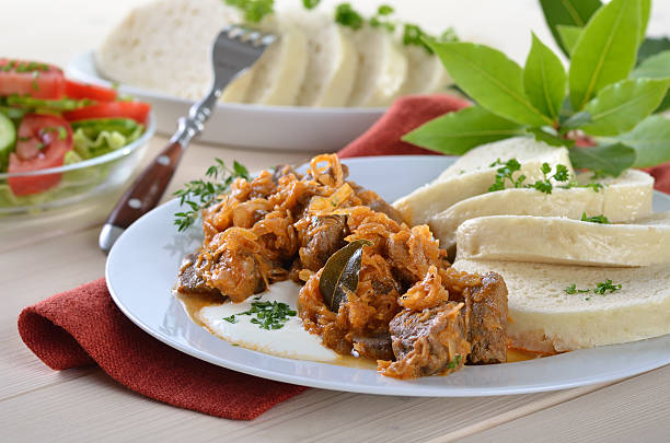 goulash húngaro - sauerkraut cabbage paprika salad imagens e fotografias de stock