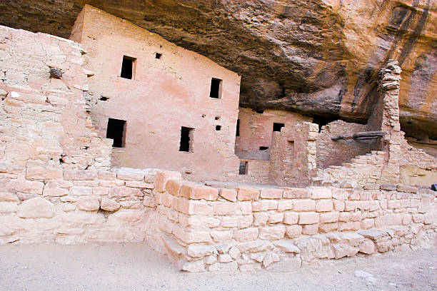 parque nacional de mesa verde - window brick wall north american tribal culture building exterior imagens e fotografias de stock