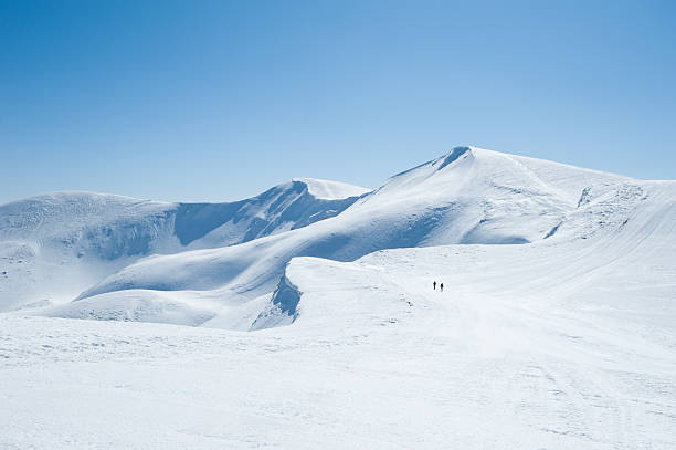 berge von schnee - blue european alps sky mountain stock-fotos und bilder