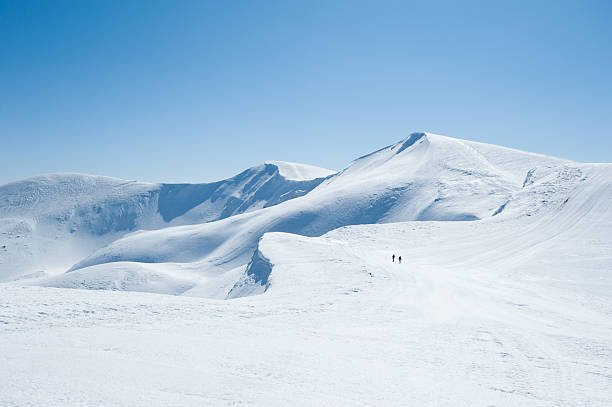 montañas de nieve - mountain mountain range winter landscape fotografías e imágenes de stock