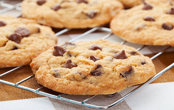 galletas con pedacitos de chocolate - chocolate chip cookie cookie preparing food chocolate fotografías e imágenes de stock