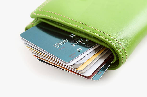 グリーンの財布を詰めたクレジットカード - stuffed ストックフォトと画像
