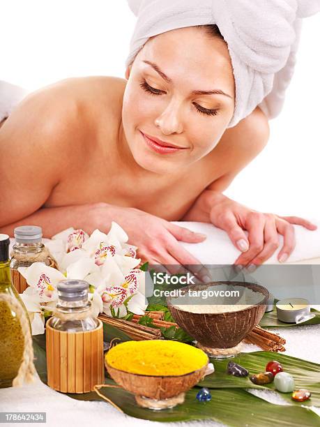 Photo libre de droit de Femme Faire Un Soin De Spa En Plein Air banque d'images et plus d'images libres de droit de Gingembre - Épice - Gingembre - Épice, Adulte, Aromathérapie