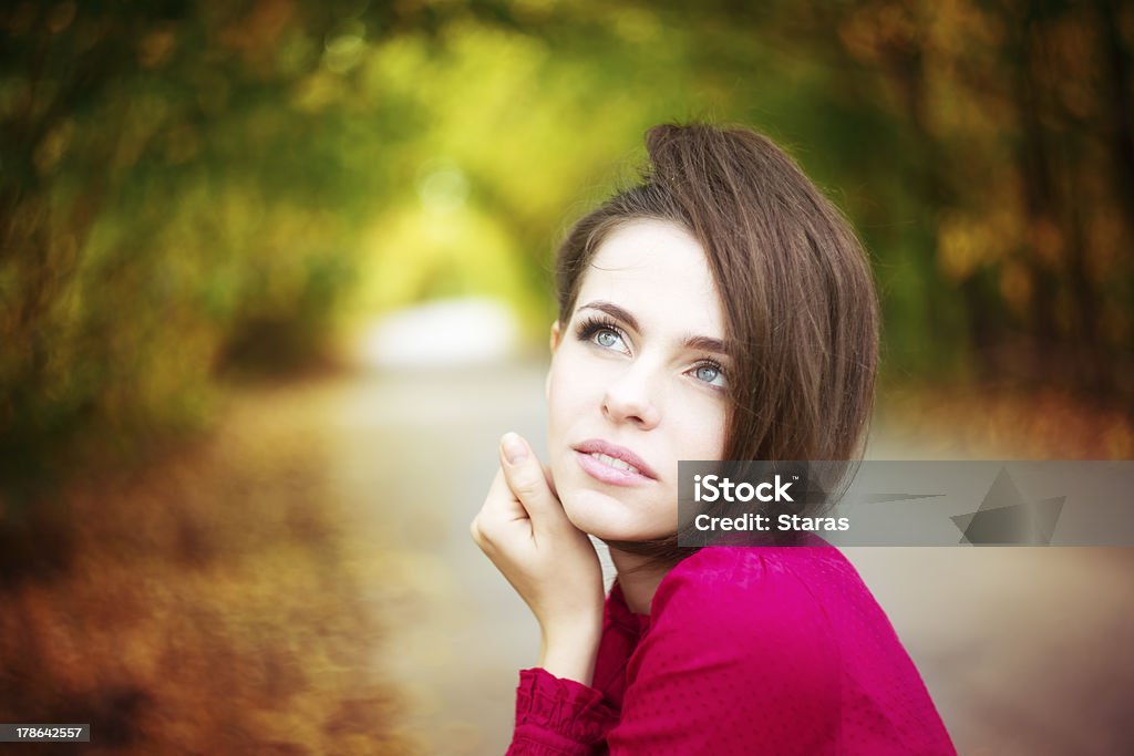 Woman in autumnal park - Foto de stock de 20-24 años libre de derechos