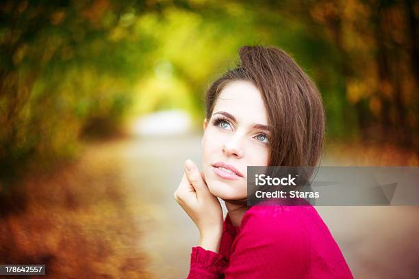 Woman In Autumnal Park Foto de stock y más banco de imágenes de 20-24 años - 20-24 años, Adulto, Adulto joven