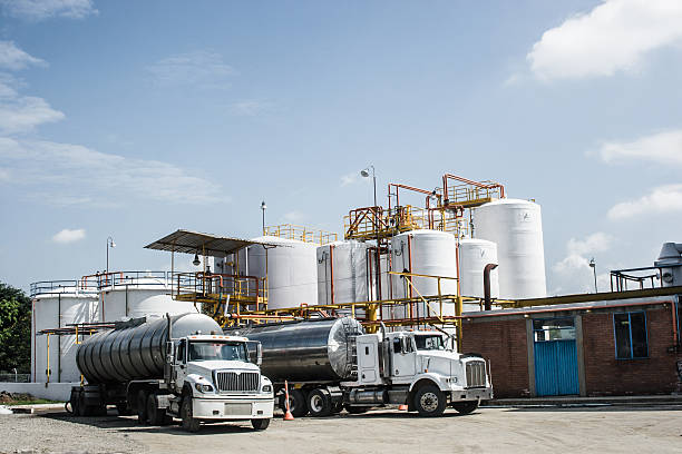 chemiczne zbiornik i ciężarówka cysterna - storage tank silo chemical factory zdjęcia i obrazy z banku zdjęć