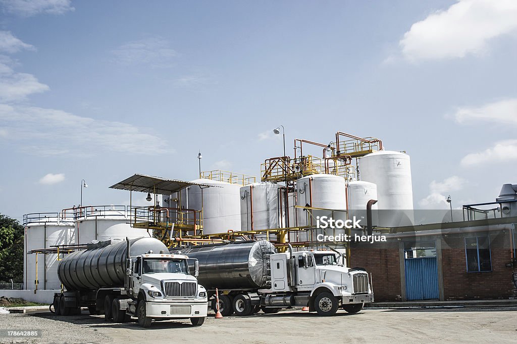 Tanque de armazenamento de produtos químicos e petroleiro caminhão - Foto de stock de Caminhão royalty-free