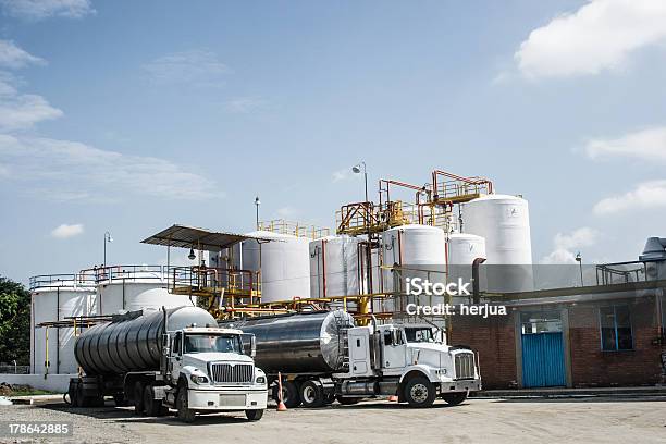 Foto de Tanque De Armazenamento De Produtos Químicos E Petroleiro Caminhão e mais fotos de stock de Caminhão