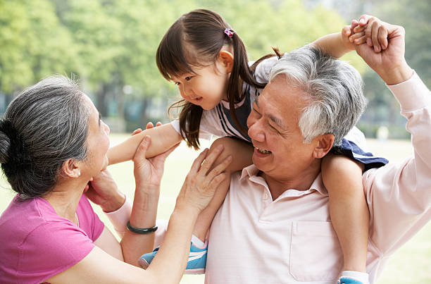 abuelos chino que granddaughter paseo en hombros - park child asia lifestyles fotografías e imágenes de stock