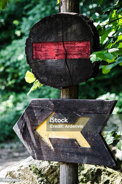 木製の停止信号片道 - イタリアのストックフォトや画像を多数ご用意 - イタリア, コンセプト, 一方通行