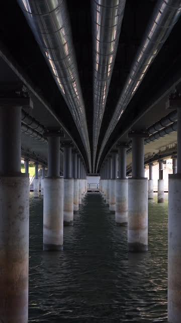 Vertical video under Brücke 