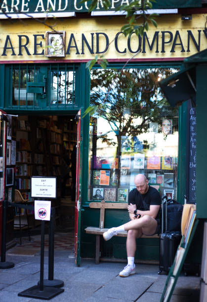 paris, frança: turistas fora de shakespeare e livraria da empresa - shakespeare and company - fotografias e filmes do acervo