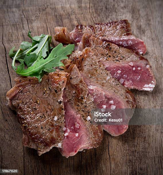 Photo libre de droit de Délicieux Steaks De Bœuf banque d'images et plus d'images libres de droit de Aliment - Aliment, Aliment préparé en filet, Aliments et boissons