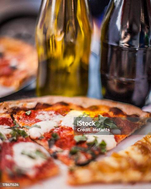 Pizza Foto de stock y más banco de imágenes de Aceite de oliva - Aceite de oliva, Aceite para cocinar, Alimento