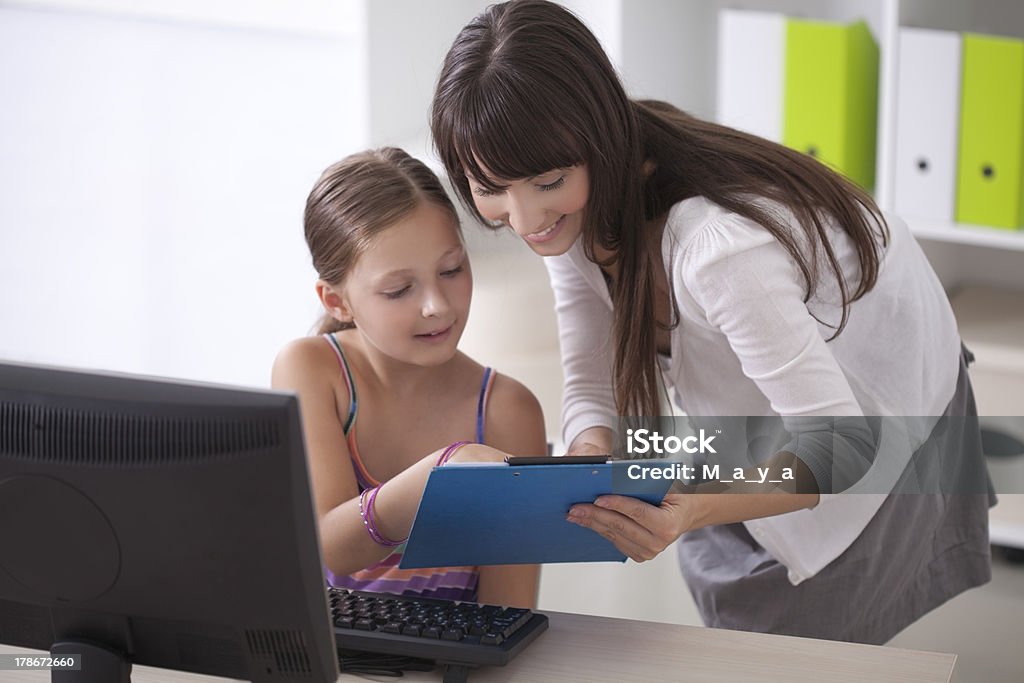 Учитель помогает детям с компьютерами - Стоковые фото 8-9 лет роялти-фри