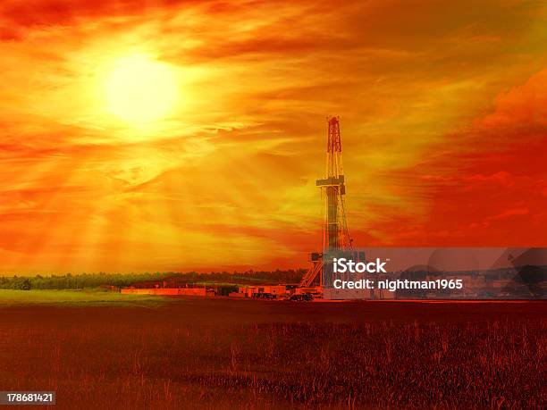 Gas Da Argille - Fotografie stock e altre immagini di Raffineria di petrolio - Raffineria di petrolio, Aurora, Cielo minaccioso