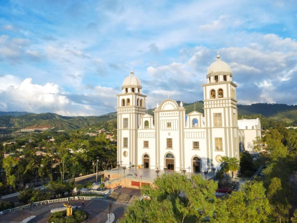 catedral de suyapa pintada por la luz del sol durante la puesta de sol. - tegucigalpa fotografías e imágenes de stock