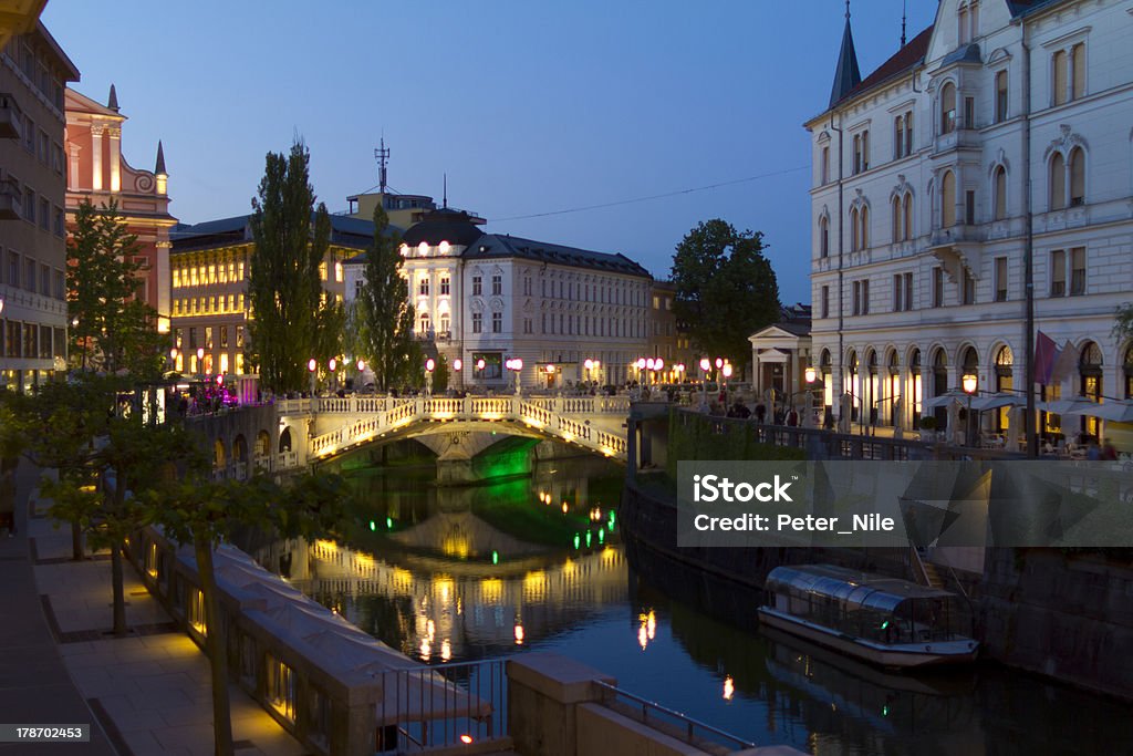 Ponte Triplo Lubiana di notte; - Foto stock royalty-free di Ambientazione esterna