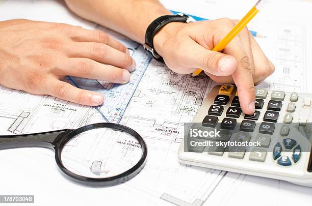 Hombre Trabajando Con Una Calculadora Y Cuadrada Dibujo Foto de stock y más banco de imágenes de Arquitecto