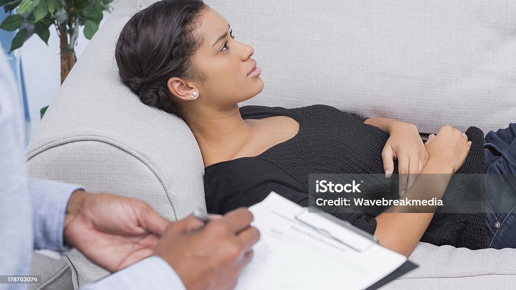 couch des Therapeuten Frau auf dem Bauch liegen - Lizenzfrei Analysieren Stock-Foto