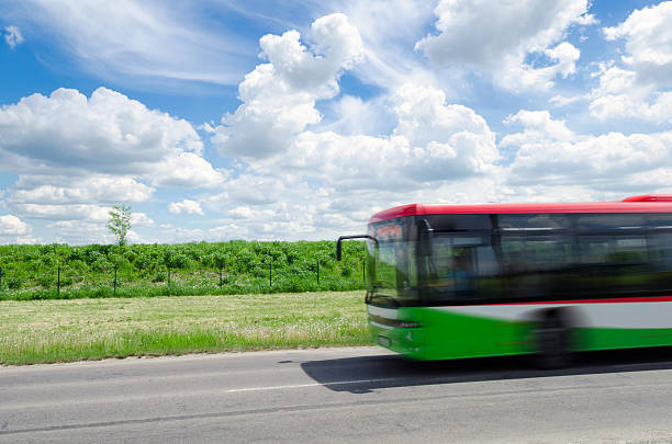 bus de ville - blurred motion street car green photos et images de collection