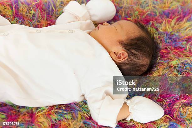 Foto de Bebê Dormindo e mais fotos de stock de 0-1 Mês - 0-1 Mês, 0-11 meses, Amarelo