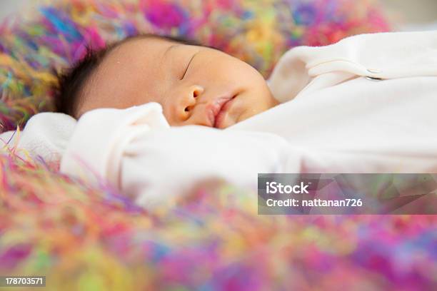 Детская Спать — стоковые фотографии и другие картинки 0-1 месяц - 0-1 месяц, 0-11 месяцев, В помещении