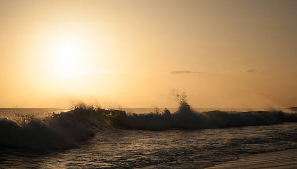 Ondas quebrando - foto de acervo