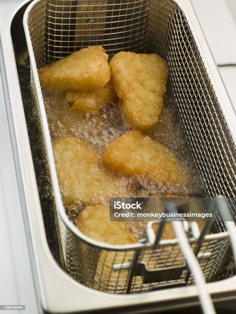 Batata Hash Browns serem fritos em óleo de milho - Foto de stock de Acompanhamento royalty-free