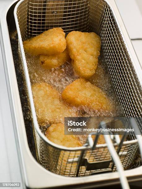 Foto de Batata Hash Browns Serem Fritos Em Óleo De Milho e mais fotos de stock de Acompanhamento - Acompanhamento, Comida, Comida e bebida